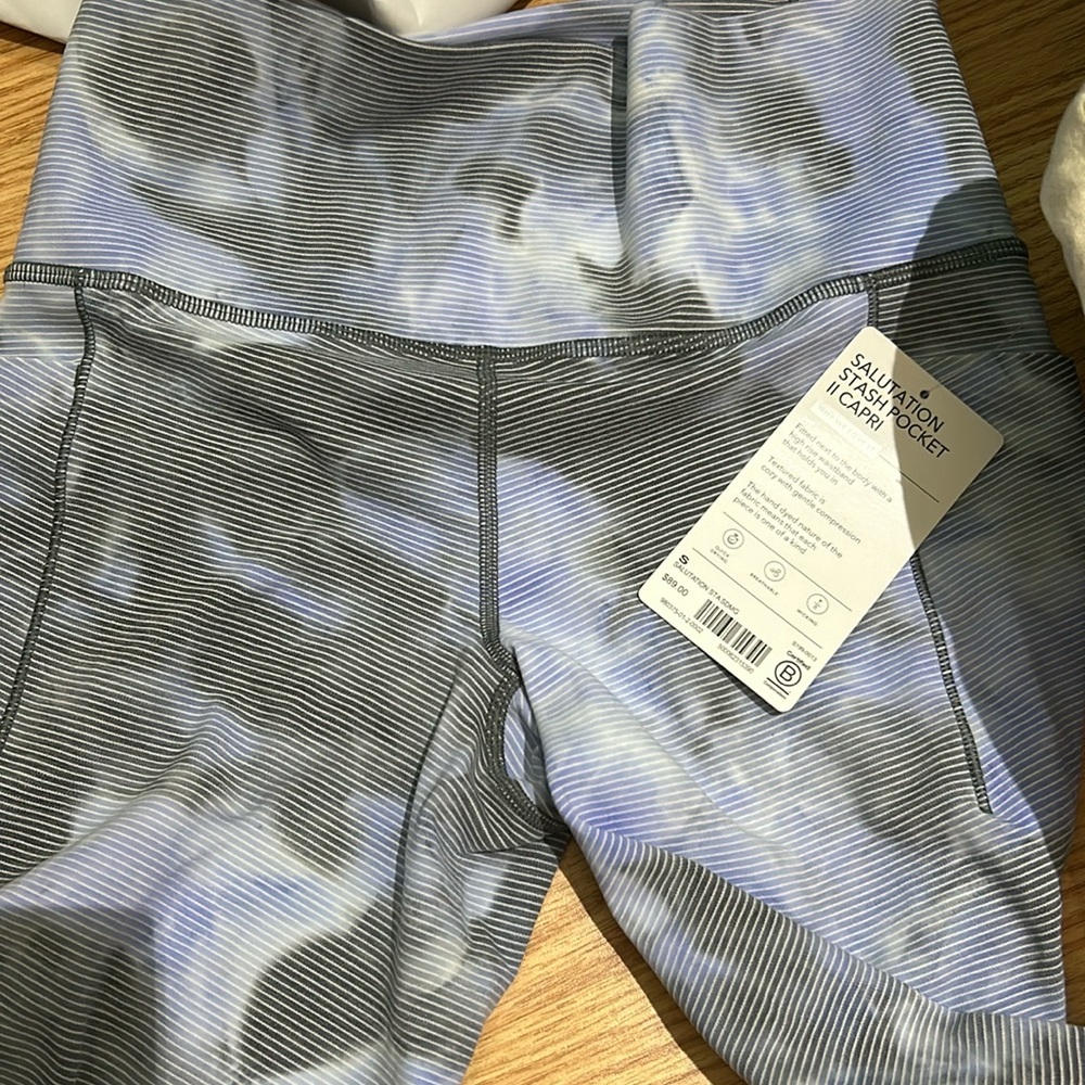Athleta Salutation Stash Pocket II capri size small NWT